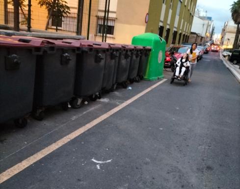 Un vado para no invadir la calzada junto a la plaza Padres Palotinos de La Isleta