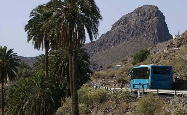 Las empresas canarias esperan más de un centenar de guaguas que no llegan por la crisis de los chips
