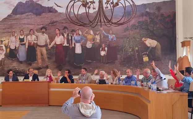 El alcalde de Santa Lucía asume las áreas que tenía delegadas el edil del PP Marcos Rufo, ya cesado