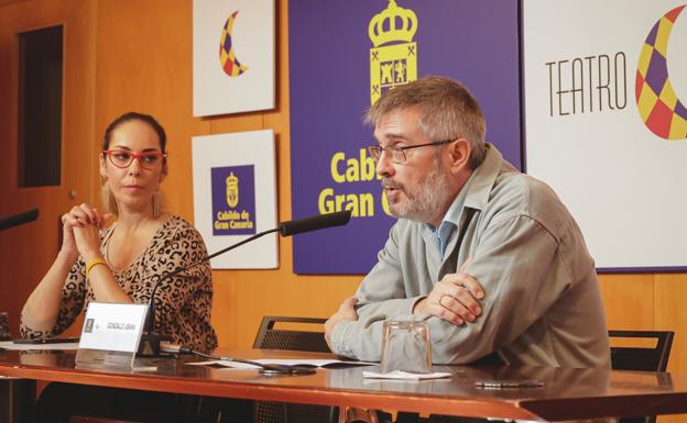 La consejera de Cultura, Guacimara Medina, y el director artístico del Cuyás, Gonzalo Ubani/ . ALEJANDRO QUEVEDO