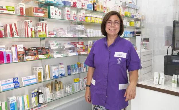 La presidenta del Colegio Oficial de Farmacéuticos de Las Palmas Loreto Gómez en la farmacia de Lomo Blanco. / ARCADIO SUÁREZ