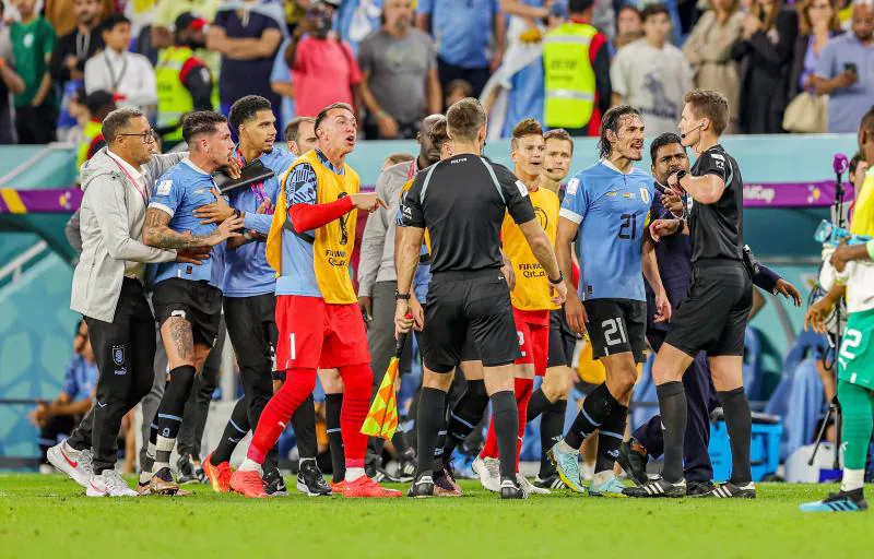 Los futbolistas de Uruguay increpando al árbitro tras un final polémico/EP