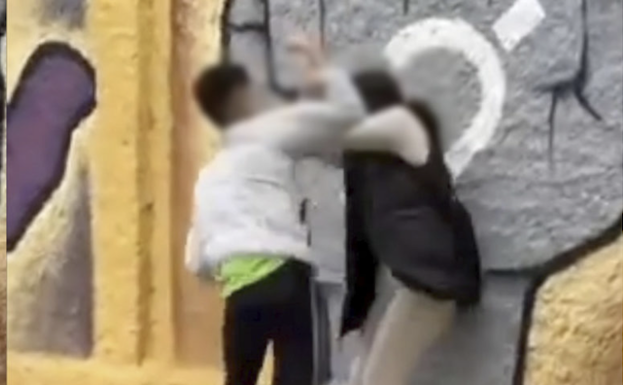 Menor detenido por agredir violentamente a compañera de clase y difundir vídeo