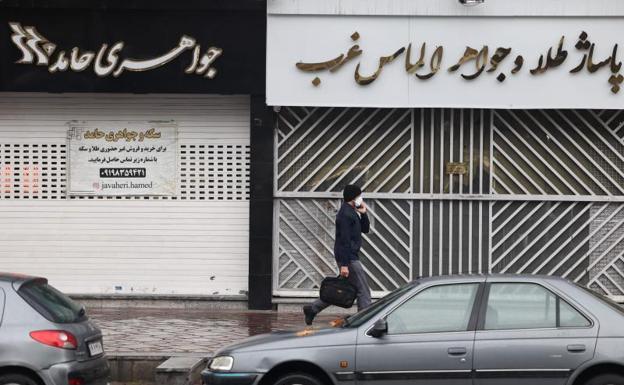 Comercios cerrados en una calle de Teherán por la huelga general iniciada este lunes. 