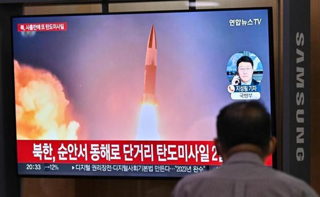 Imagen de un surcoreano viendo en la televisión el lanzamiento de un misil norcoreano. /AFP