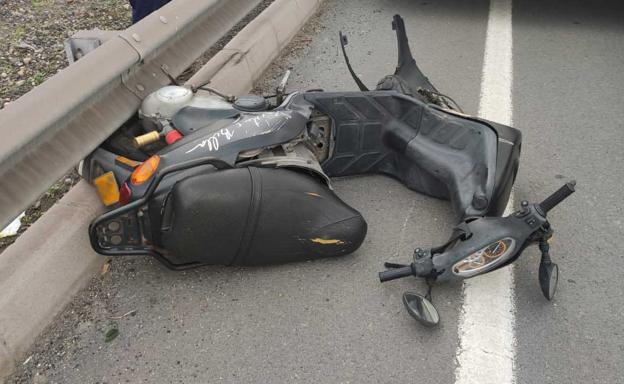 Cae con su moto en la salida de la rotonda del Negrín hacia el Julio Luengo