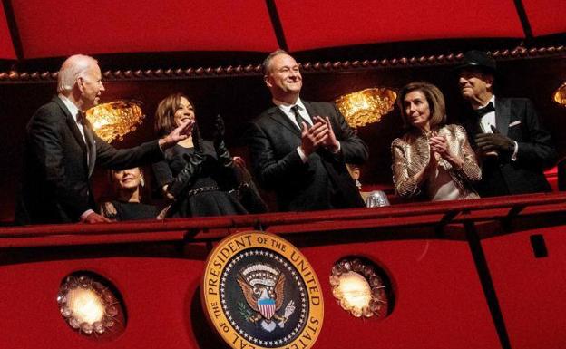 Paul Pelosi, a la derecha con sombrero y guante, acompañó a su esposa, Nancy, en un acto en Washington. En la imagen aparecen también Joe y Jill Biden (a la izquierda), y Kamala Harris y su esposo, Doug Emhoff (en el centro)./Anna Rose Layden / REUTERS