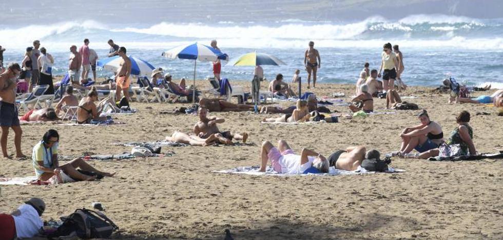 Inflation makes a dent in the canaries, who reduce trips abroad these 'mini-vacations'