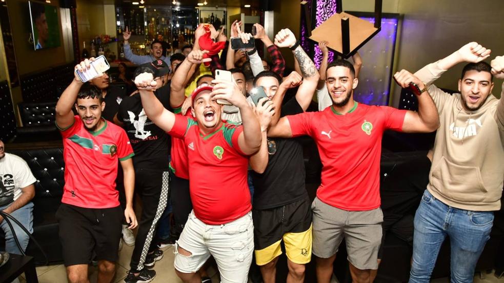 Aficionados de Marruecos ven el partido en Vecindario