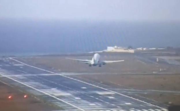 Un avión aborta su aterrizaje por el viento cuando estaba a punto de tomar tierra