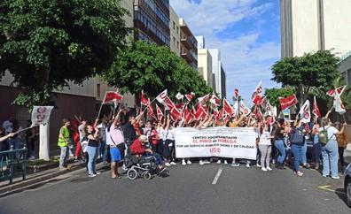 La plantilla de El Pino protesta en la calle por sus condiciones laborales