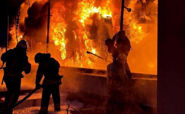 Bomberos trabajan para sofocar las llamas tras un bombardeo ruso en Odesa./REUTERS