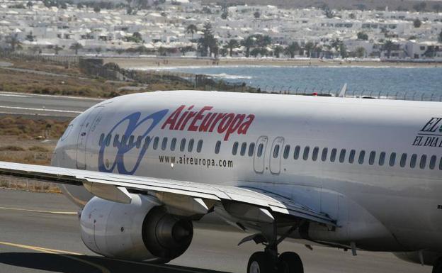 Image of an AirEuropa company plane at the Lanzarote airport.