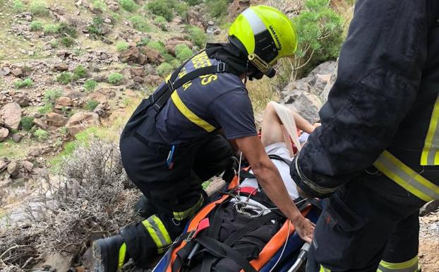 Un hombre sufre problemas de salud mientras realiza senderismo