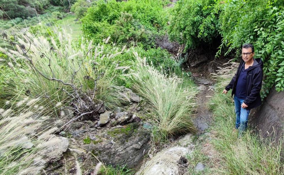 El camino que discurre sobre una alcantarilla con fugas