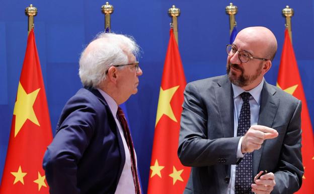 El jefe de la diplomacia europea, Josep Borrell, y el presidente del Consejo Europeo, Charles Michel, en una cumbre entre la Unión Europea y China.