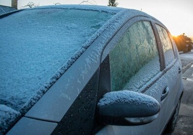 La DGT desvela el truco para quitar el hielo del coche por las mañanas