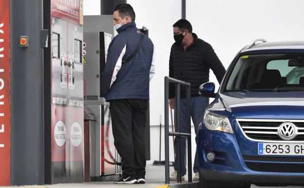 La mitad de los conductores de Canarias recurre a las gasolineras 'low cost' ante el alza de los precios