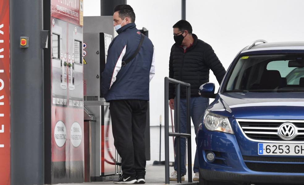 La mitad de los conductores de Canarias recurre a las gasolineras 'low cost' ante el alza de los precios