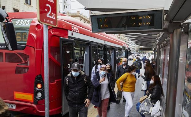 Obligan a una niña de 3 años a bajar de un autobús en Valencia por no llevar mascarilla