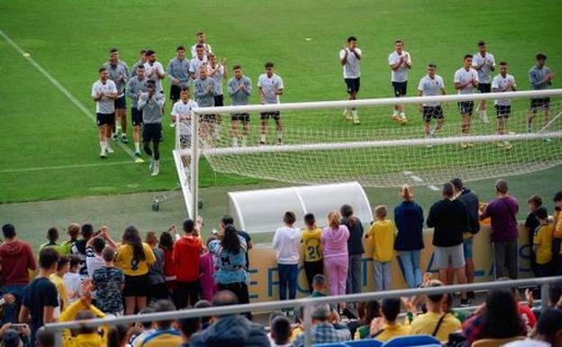 Fiesta de la afición en el estadio: no faltó ni Papá Noel para ver a la UD
