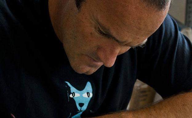 Miguel Panadero imparte un taller de impresión y transferencia de imágenes con planchas de gel