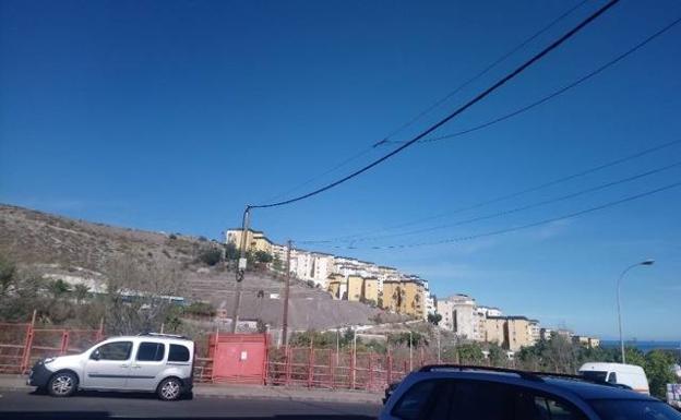 La capital se compromete a eliminar los cables que cuelgan de postes y fachadas