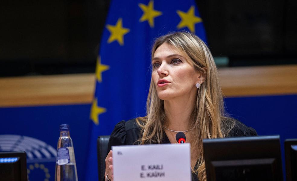 El Parlamento Europeo destituye a la vicepresidenta Kaili, acusada de aceptar sobornos de Qatar