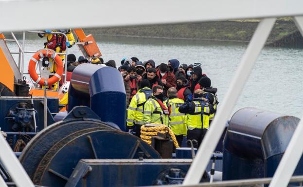 Cuatro muertos al naufragar una embarcación de migrantes en el Canal de la Mancha