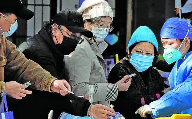 La relajación de las medidas que persiguen el 'covid cero' colapsa los hospitales chinos