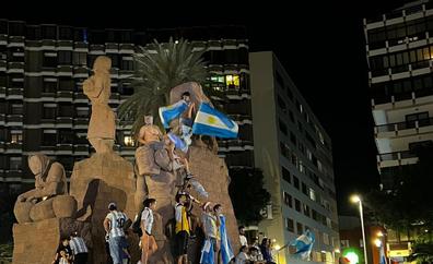 Los argentinos celebran el triunfo del mundial en la Plaza de la Victoria