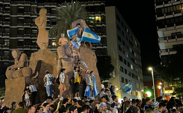 Los argentinos celebran el triunfo del mundial en la Plaza de la Victoria
