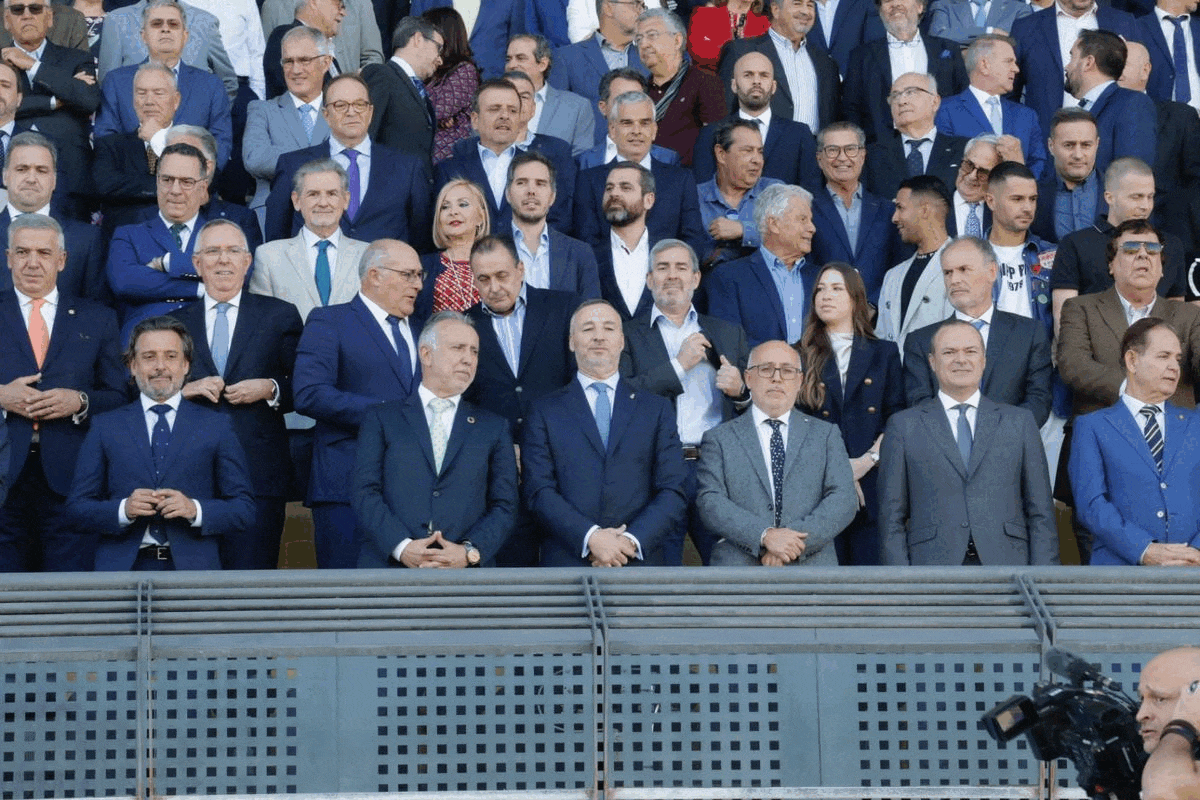 La UD otorga la Insignia de Oro y Brillantes a Roberto Miño, Presidente de la Casa de Canarias