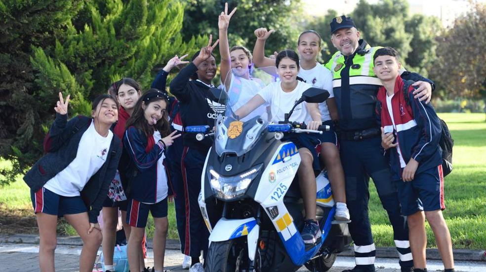 Más de 800 escolares conocen la labor de la Policía Local, Bomberos y Protección Civil