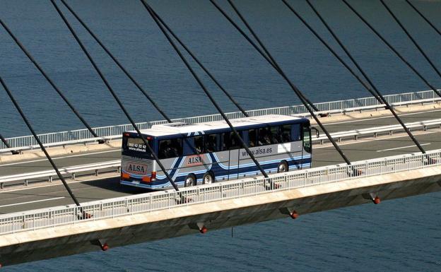 La capital tinerfeña se promocionará en guaguas que unen Bilbao y Madrid