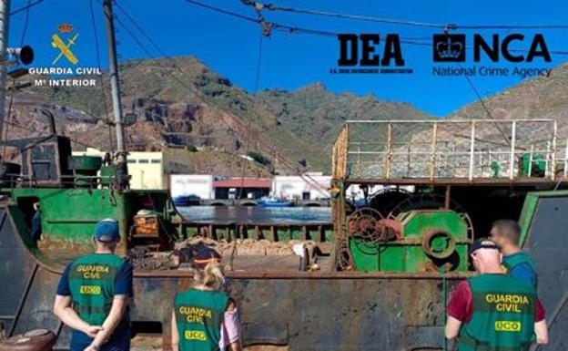 Interceptan un pesquero al norte de Canarias con 3.300 kilos de cocaína