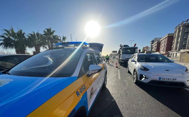 Un vertido de líquido deslizante obliga a cerrar un carril de acceso a Torre Las Palmas