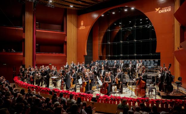 La Filarmónica y sus coros sellan la emoción de su concierto solidario