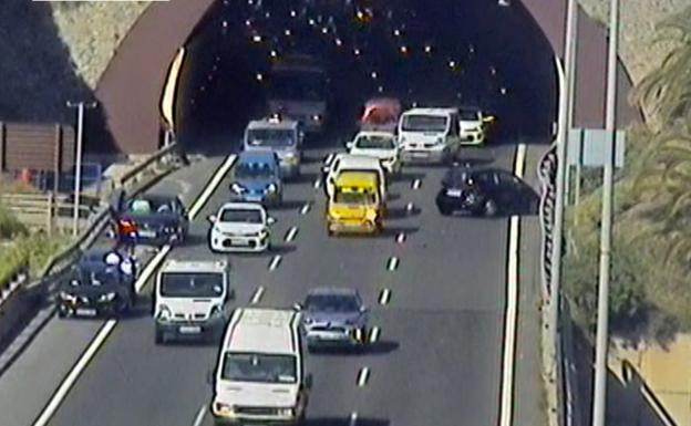 Retenciones en la GC-3, a la salida del túnel del Sabinal, por un accidente