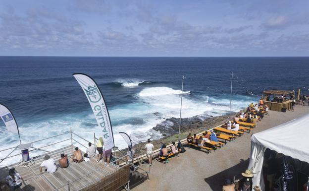 Muere un joven de 29 años mientras hacía surf en Gáldar