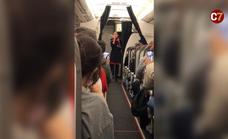 VÍDEO | Una azafata sorprende en pleno vuelo cantando el villancico de Mariah Carey