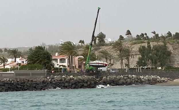 Dos veleros en apuros por el fuerte viento y el oleaje en Pasito Blanco