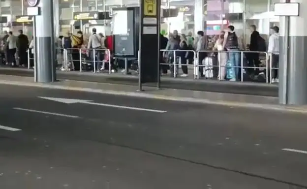 Un usuario denuncia una larga cola de clientes esperando taxis en el aeropuerto