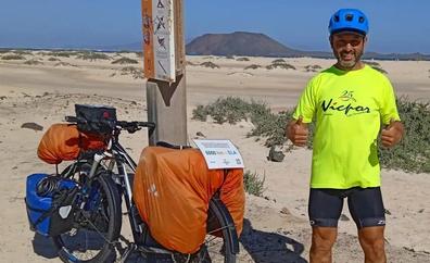 Concluye en las islas su reto de hacer 6.000 kilómetros en bici por la ELA