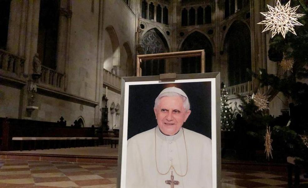 El Vaticano asegura que Benedicto XVI se mantiene «estable» dentro de la «gravedad»