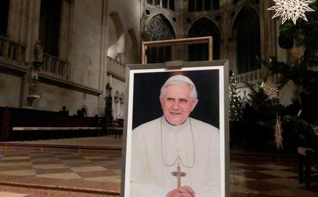El Vaticano asegura que Benedicto XVI se mantiene «estable» dentro de la «gravedad»
