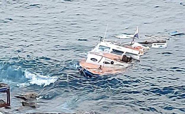 Una embarcación se hunde en el muelle de Salinetas