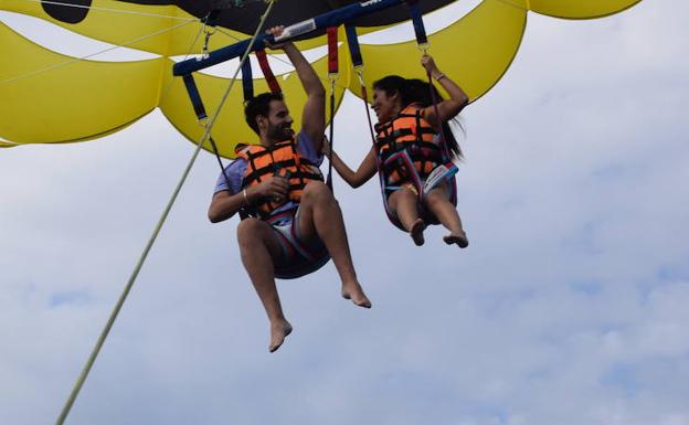 Isa y Anabel Pantoja descubren la costa de Arguineguín
