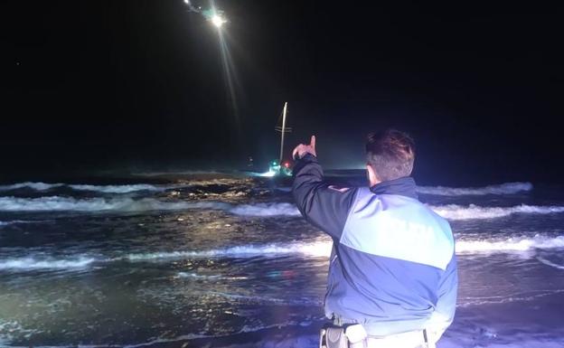 Rescatan a 10 personas de un barco encallado en Playa del Inglés