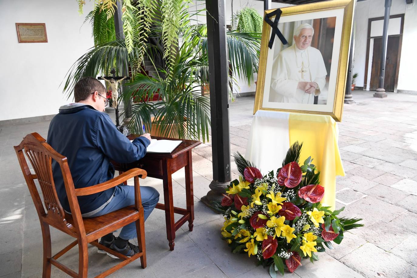 Ya puede anotar sus condolencias por Benedicto XVI en la sede del Obispado de Canarias